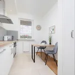 Wyjatkowy Z 3 Sypialniami I Balkonem By Renters وارسو