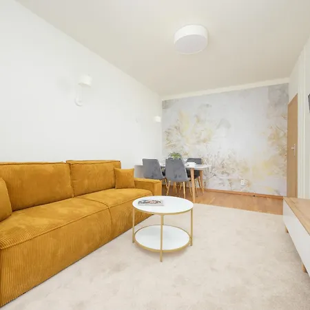 Wyjatkowy Z 3 Sypialniami I Balkonem By Renters Apartment Warsaw