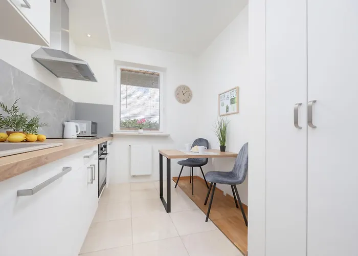 Wyjatkowy Z 3 Sypialniami I Balkonem By Renters Варшава