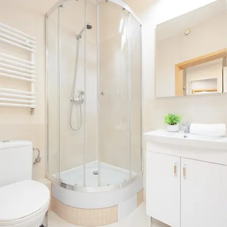 Wyjatkowy Z 3 Sypialniami I Balkonem By Renters Warszawa